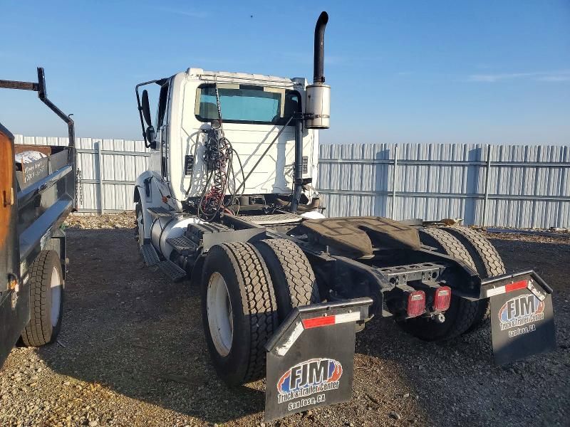 2013 International 8600 Semi Truck