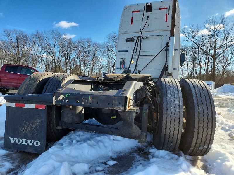 2011 Volvo VNL Semi Truck