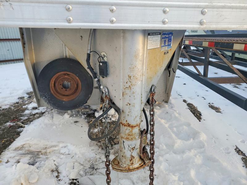 2000 Mobilive 2001 Featherlite Livestock Trailer