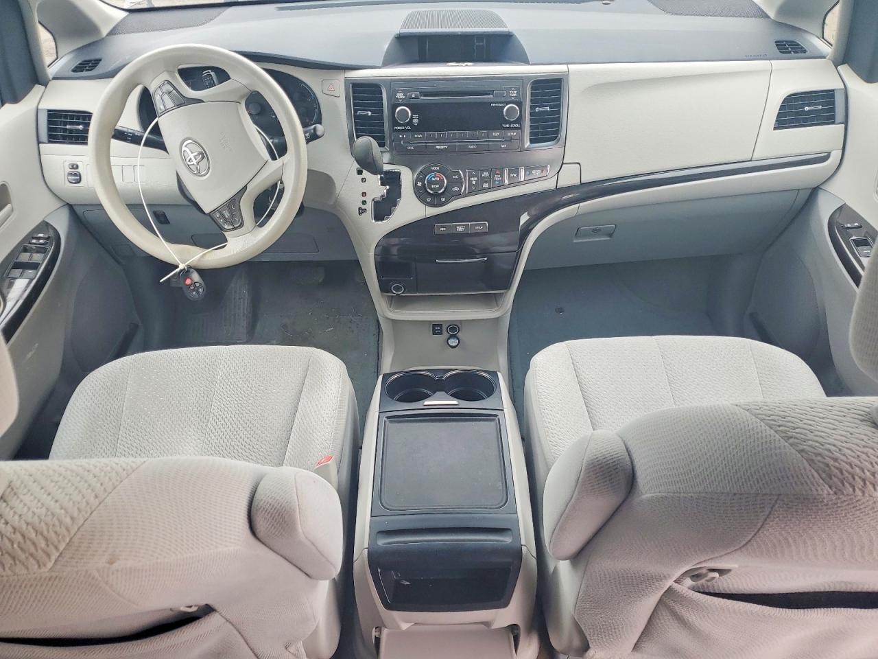 2014 Toyota Sienna le 8-passenger