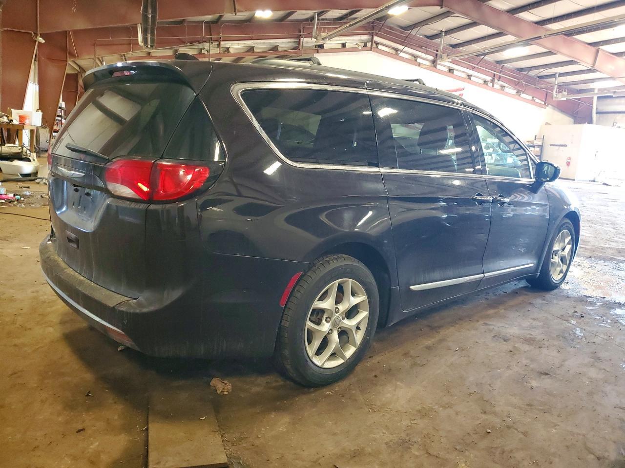 2017 Chrysler Pacifica Touring l