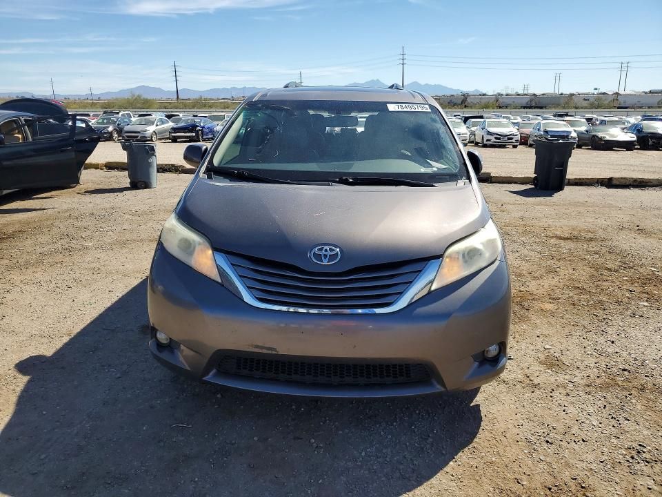 2015 Toyota Sienna xle 8-passenger