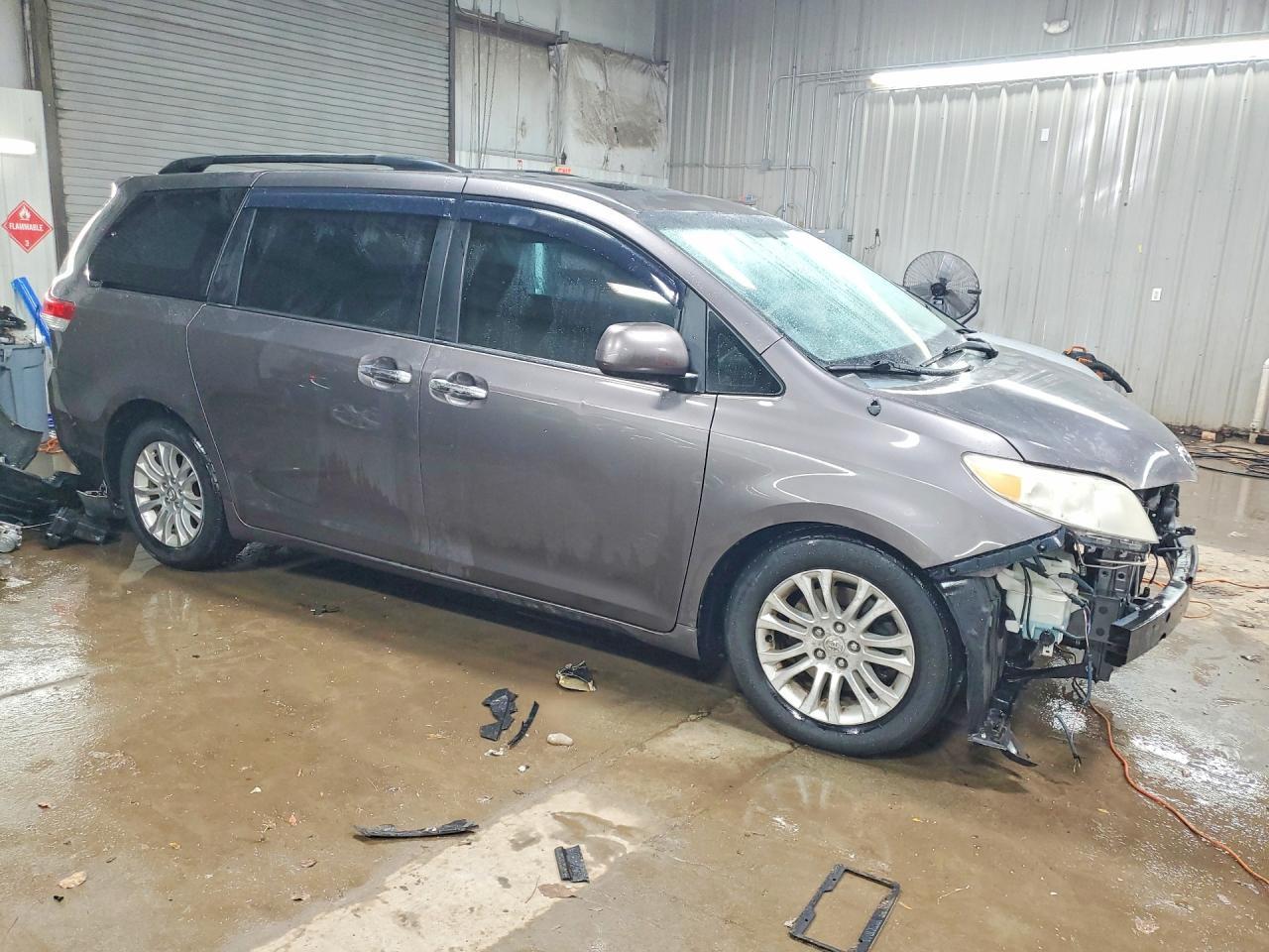2012 Toyota Sienna xle 8-passenger