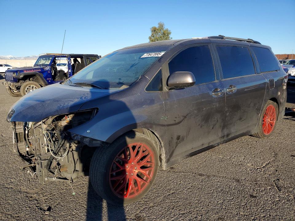 2013 Toyota Sienna se 8-passenger