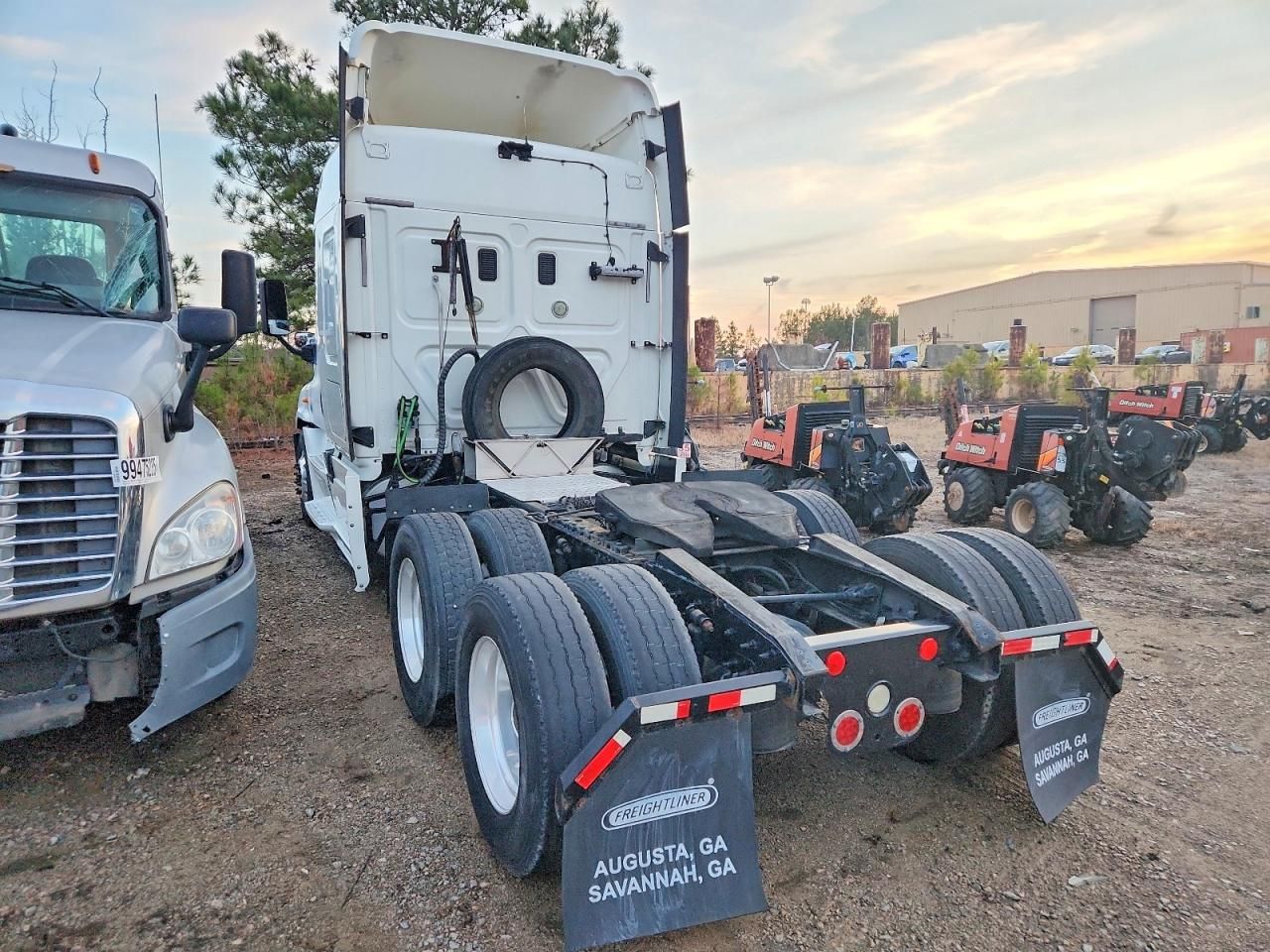 2014 Freightliner Cascadia Semi Truck