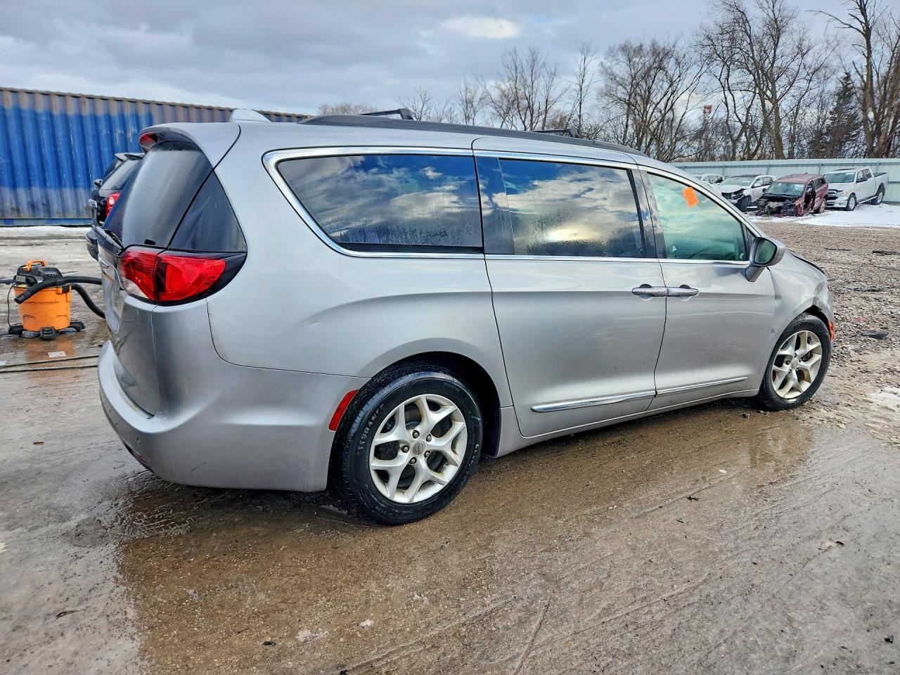 2017 Chrysler Pacifica Touring l