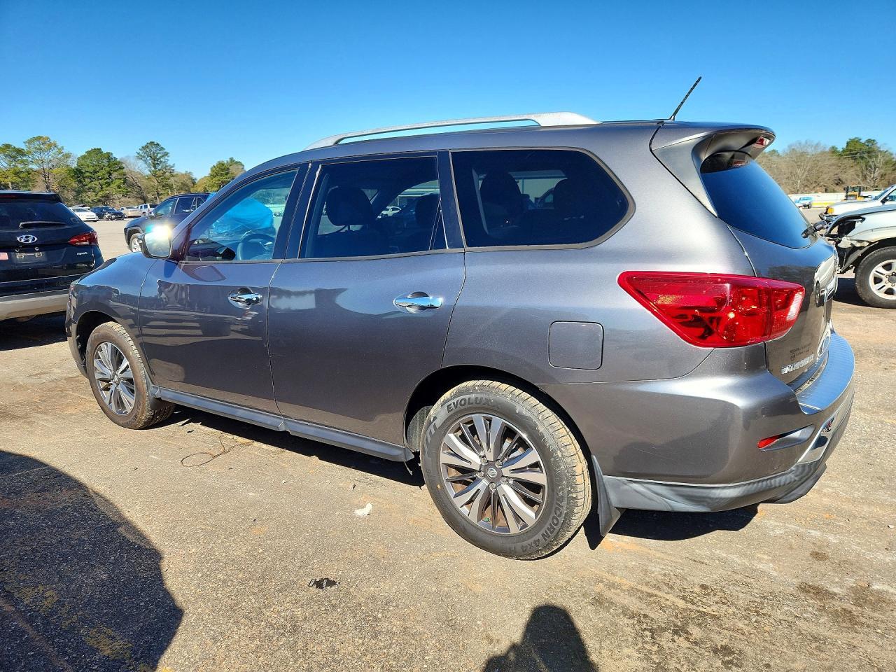 2018 Nissan Pathfinder s