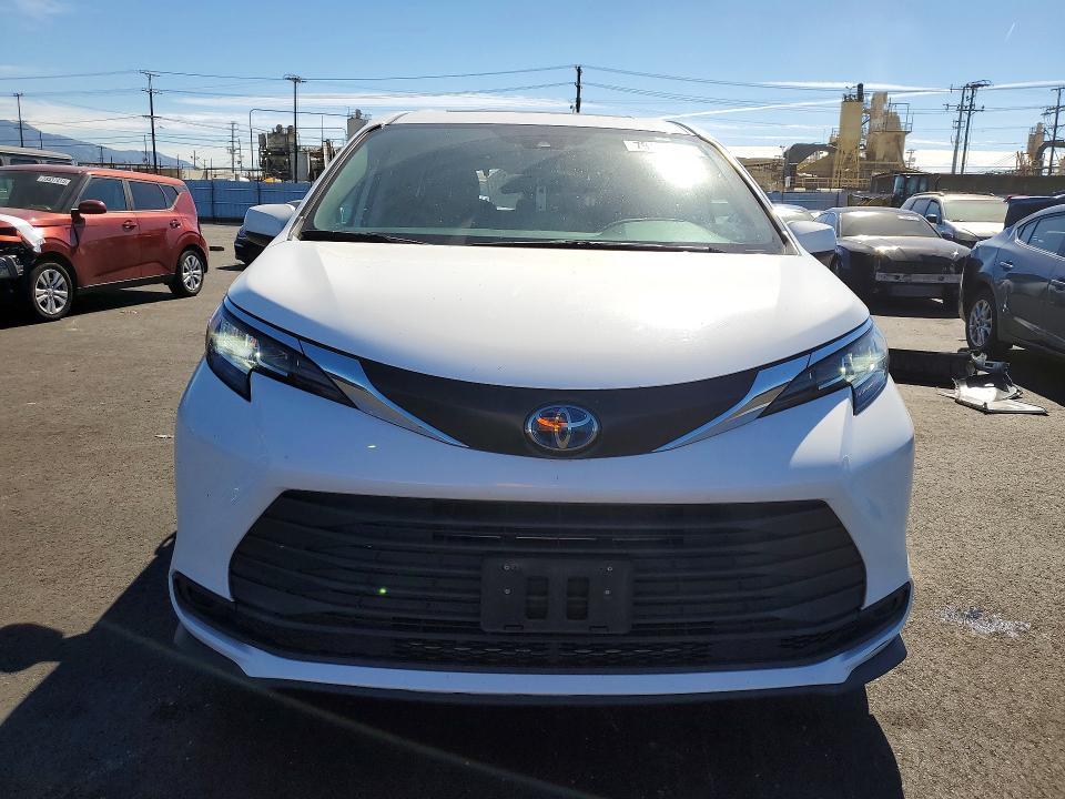 2023 Toyota Sienna le 8-passenger