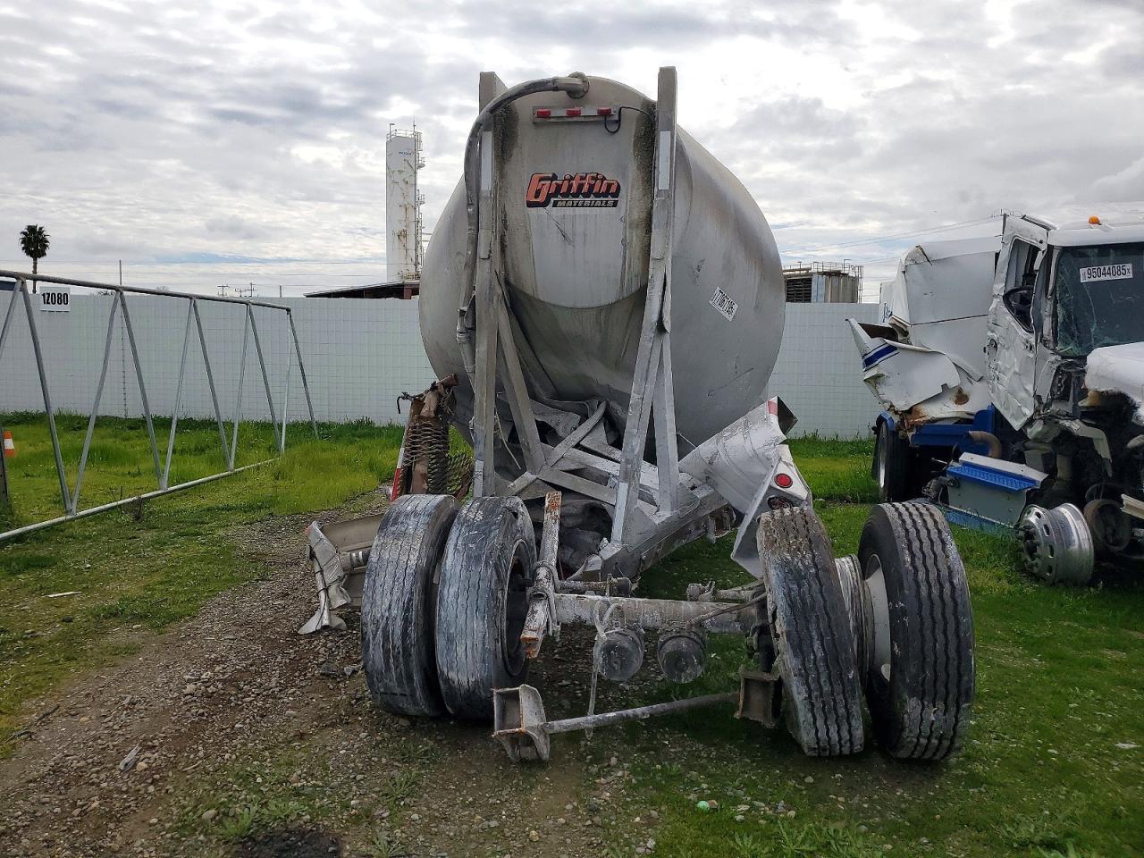 1986 J & L Pneumatic DRY Bulk Trailer