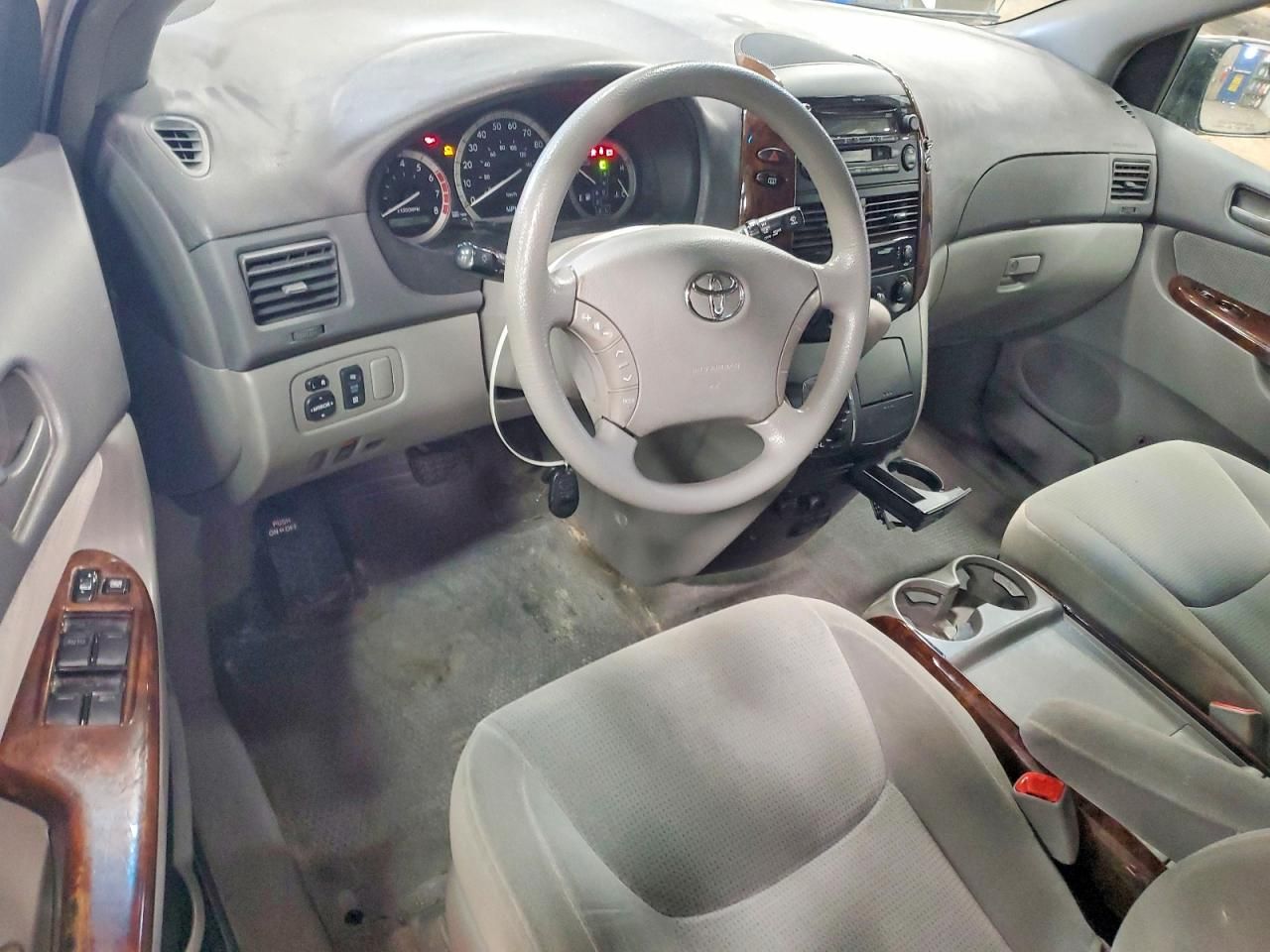 2005 Toyota Sienna le