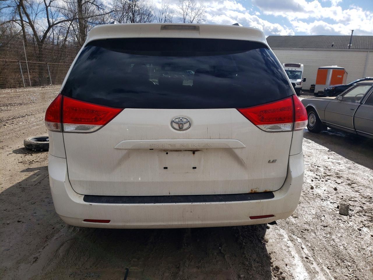 2011 Toyota Sienna le
