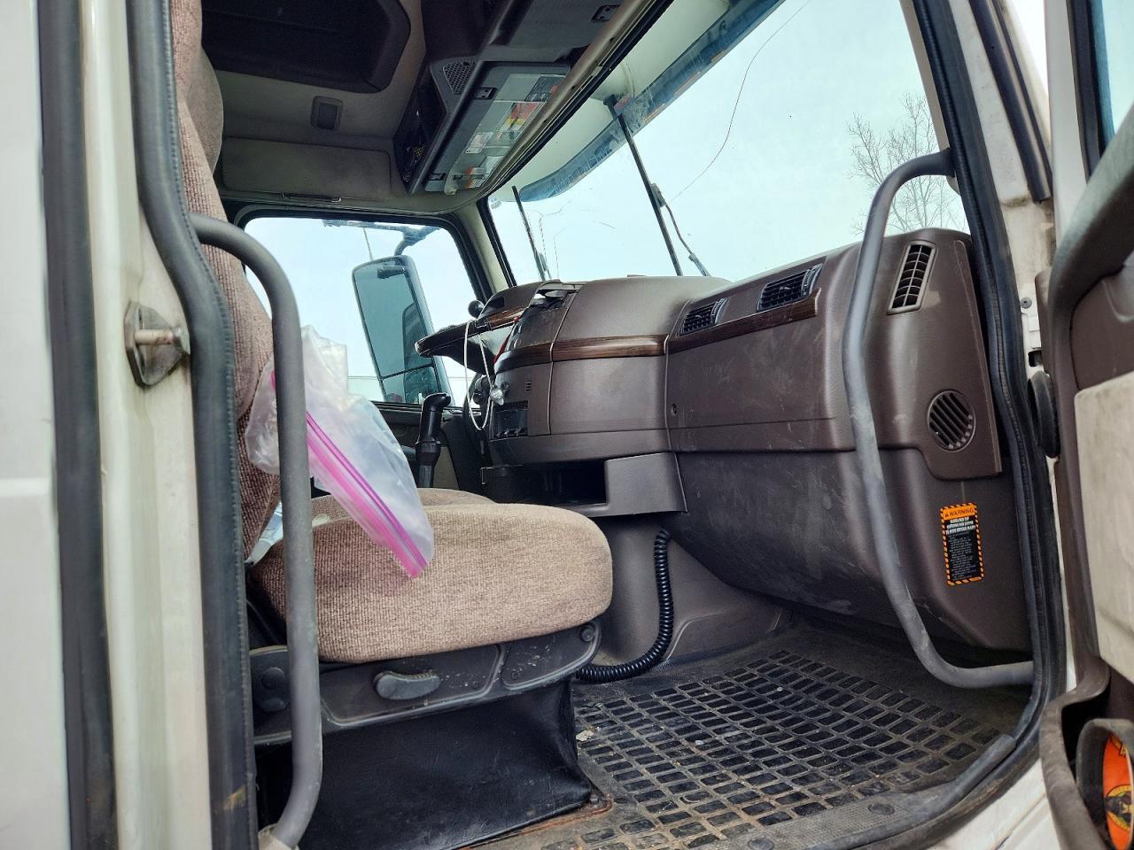 2013 Volvo VNL Semi Truck