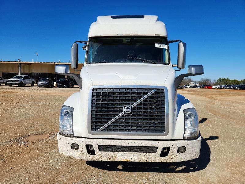 2014 Volvo VNL Semi Truck