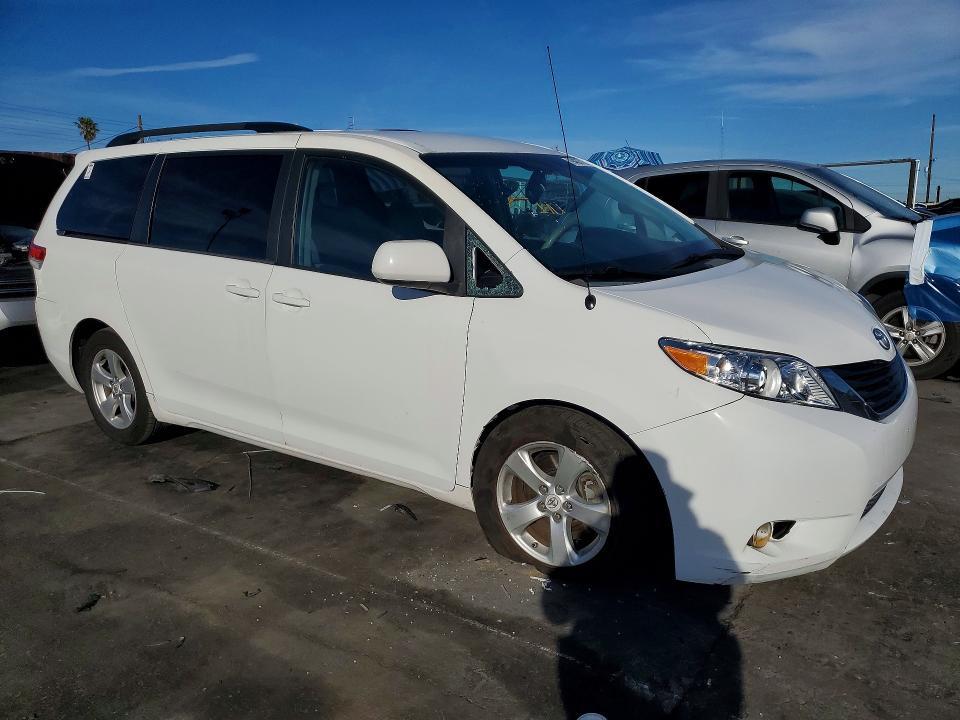 2012 Toyota Sienna le 8-passenger