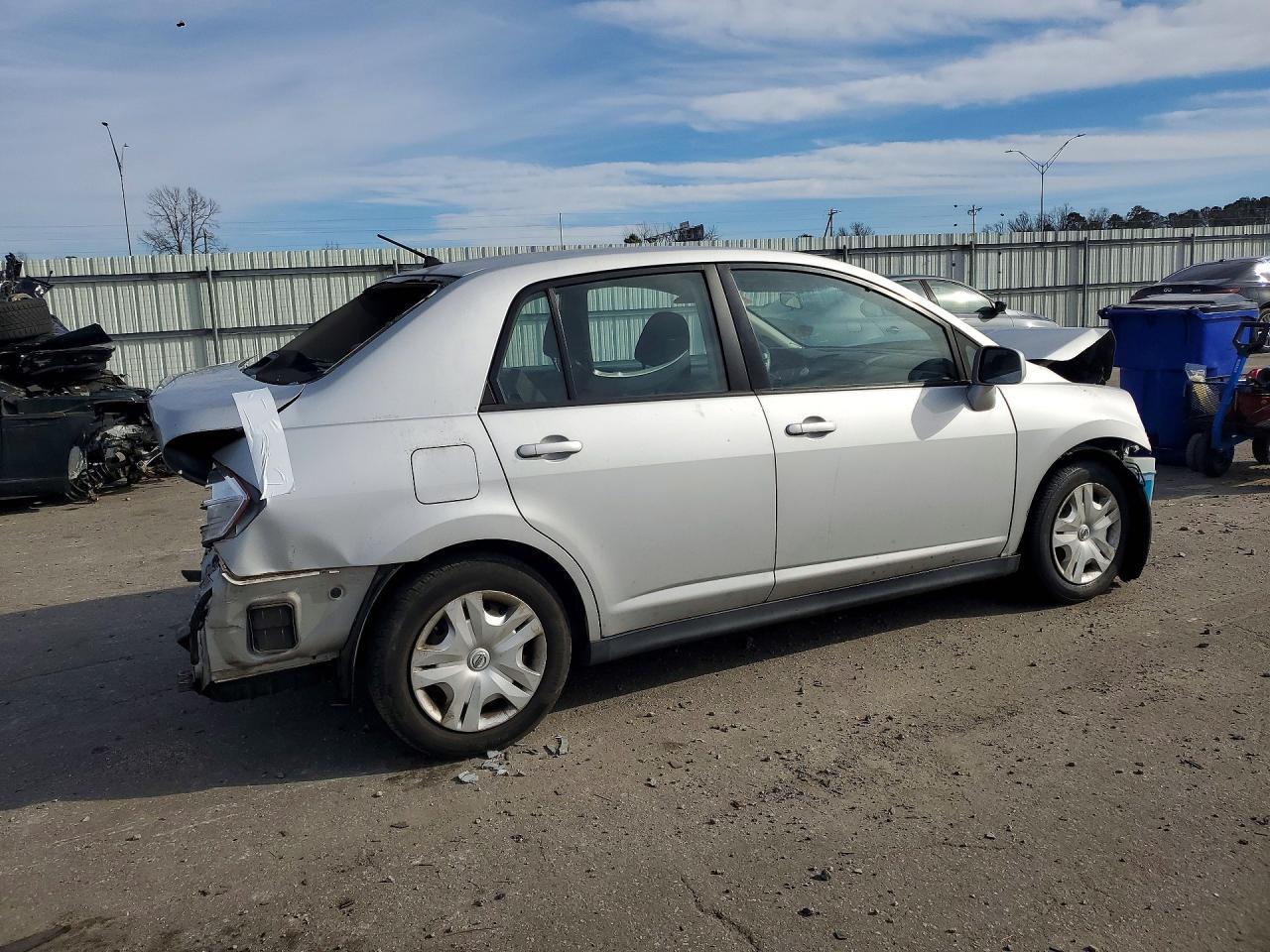 2010 Nissan Versa 1.8 s