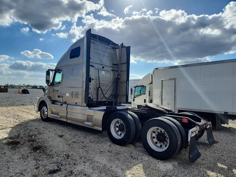 2015 Volvo VNL Semi Truck