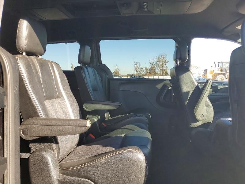 2015 Chrysler Town & Country s