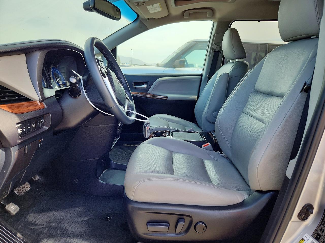 2017 Toyota Sienna Limited Premium 7-passenger