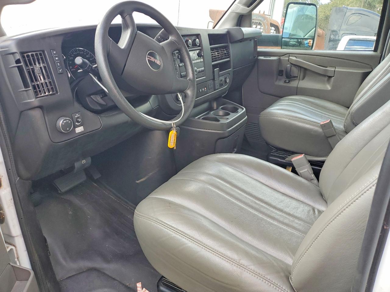 2022 GMC Savana CUT-BOX Truck