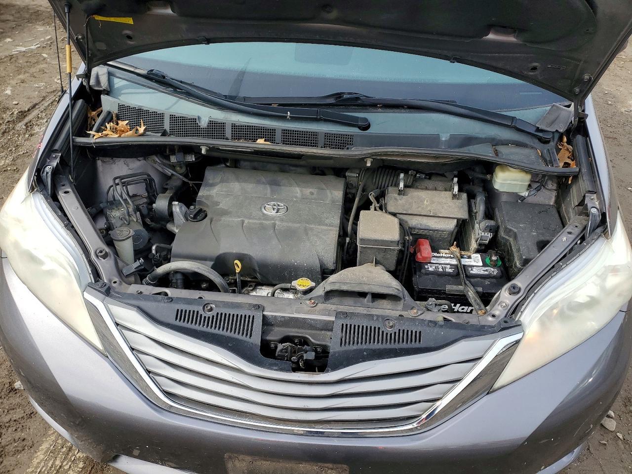 2014 Toyota Sienna xle 8-passenger