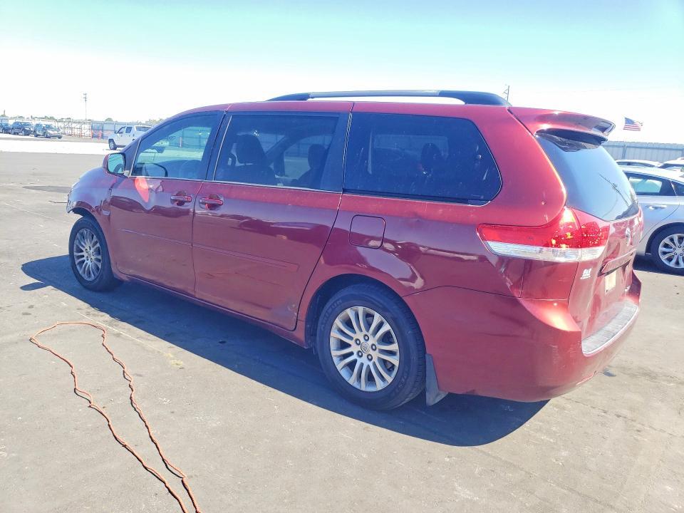 2013 Toyota Sienna xle 8-passenger