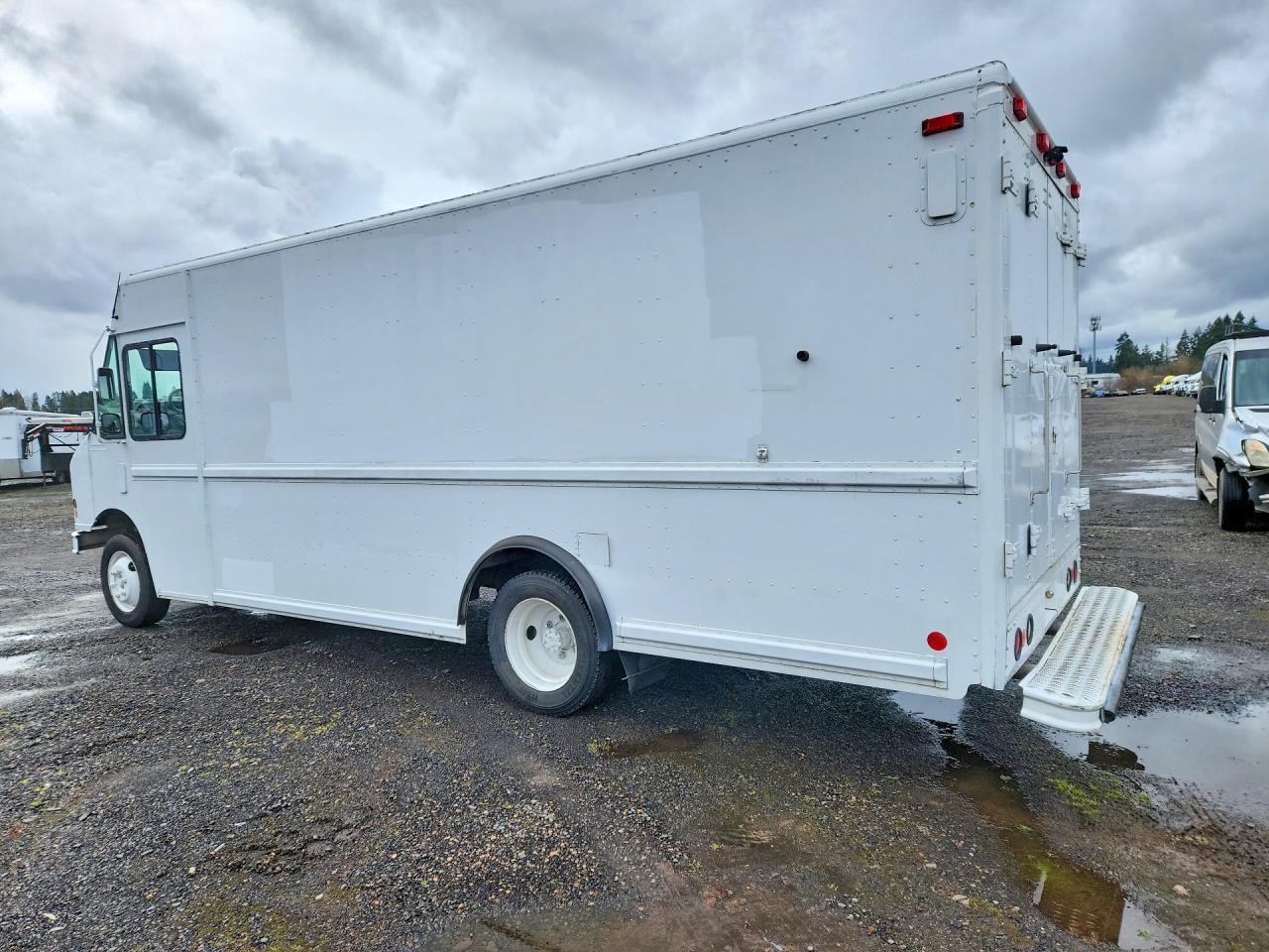 2004 Freightliner MT45 Chassis Delivery Truck