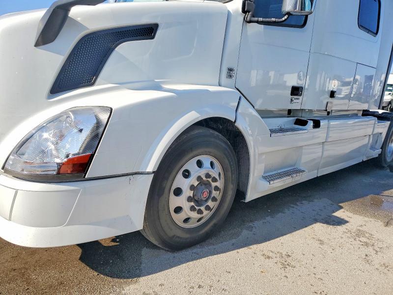 2017 Volvo VNL Semi Truck