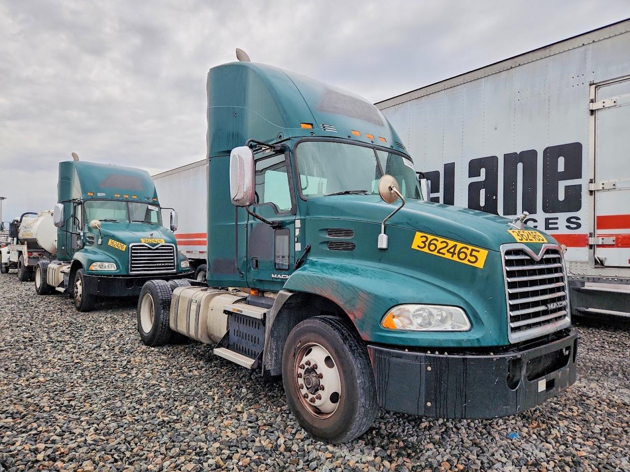 2017 Mack CX612 Semi Truck