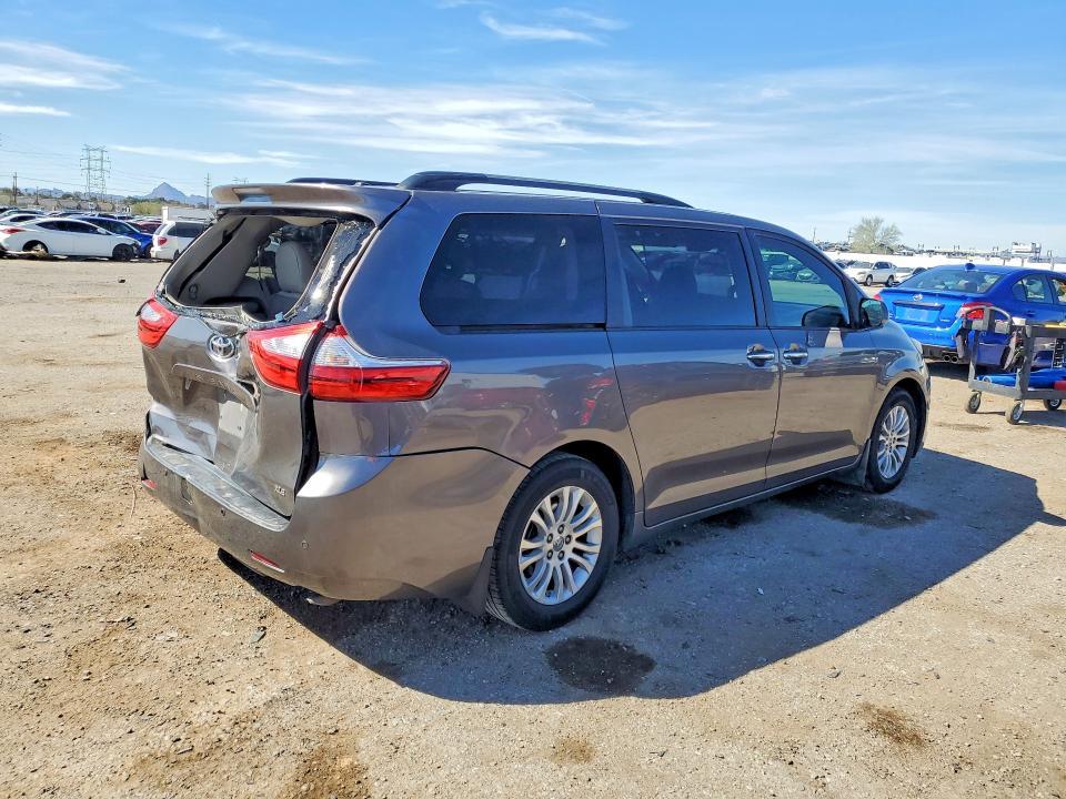 2015 Toyota Sienna xle 8-passenger