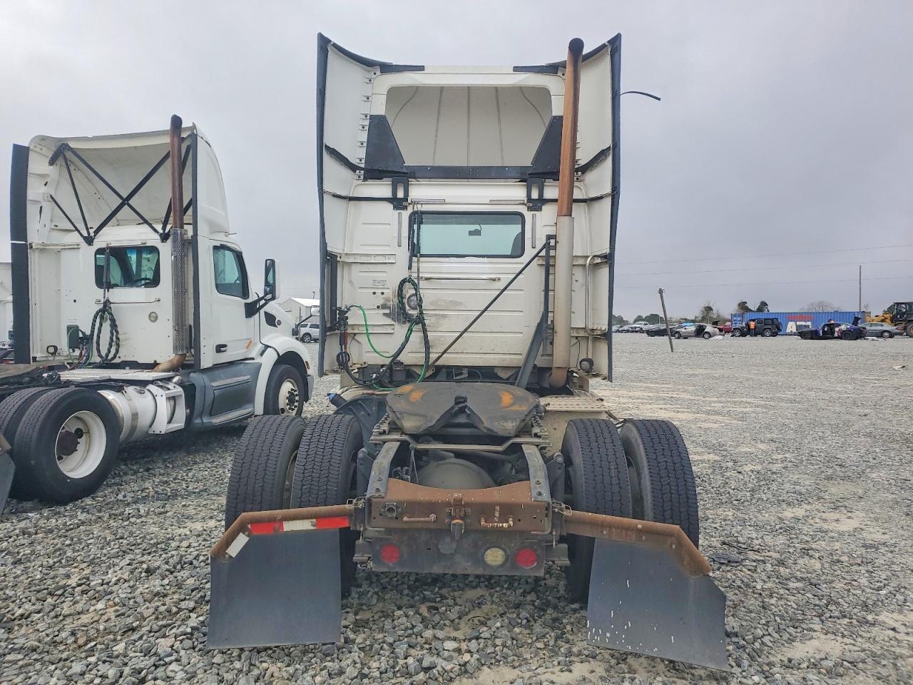 2017 Volvo VNL Semi Truck