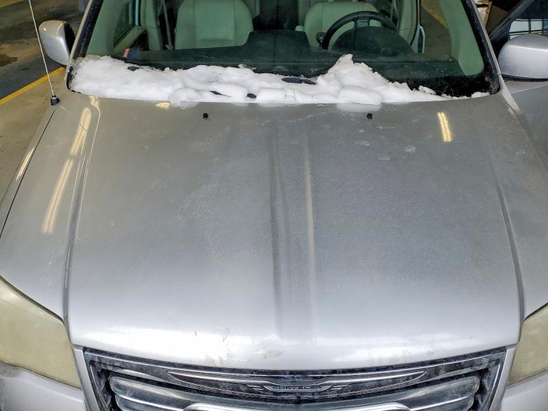 2011 Chrysler Town & Country Touring l