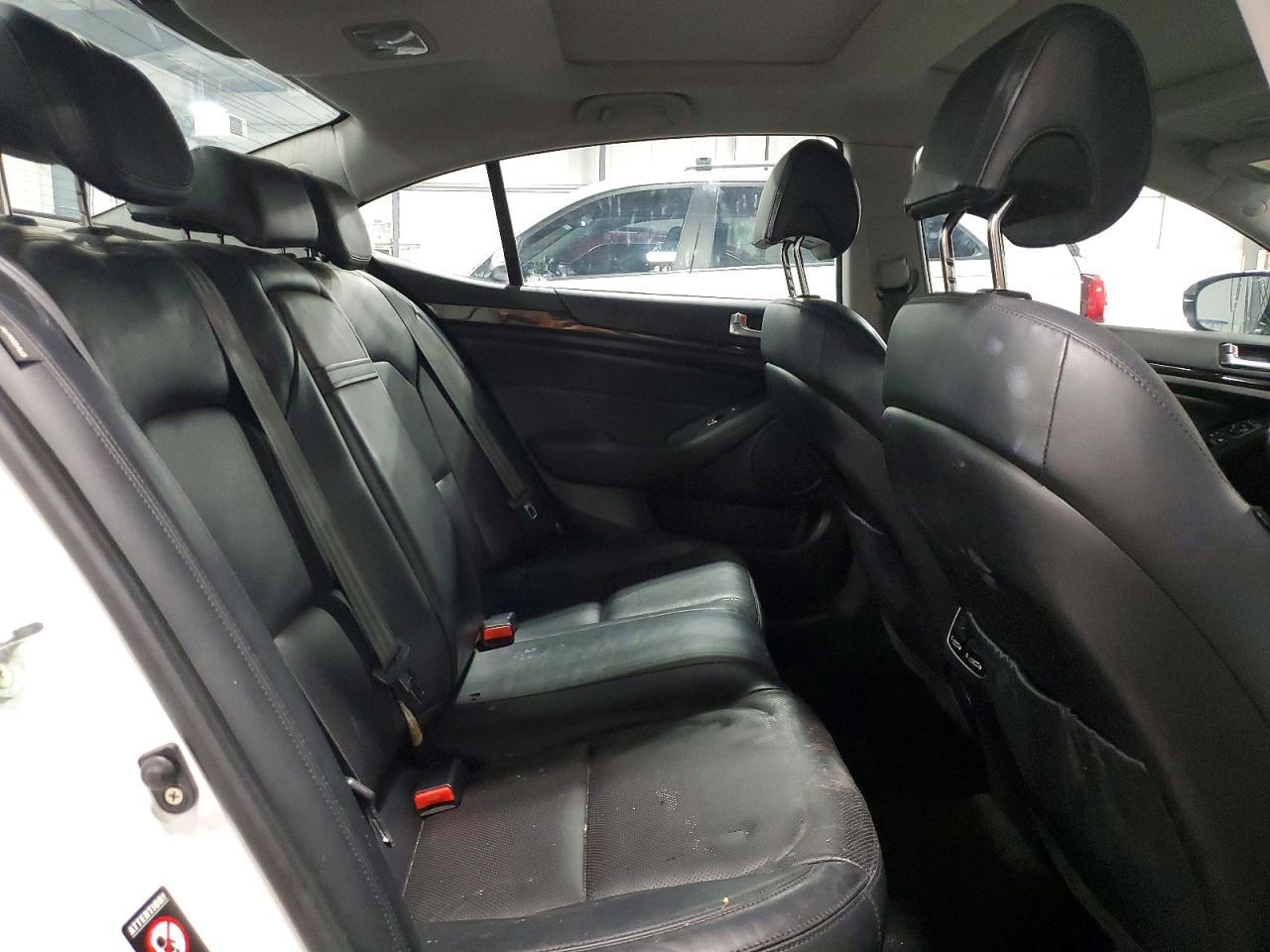 2016 KIA Cadenza Premium