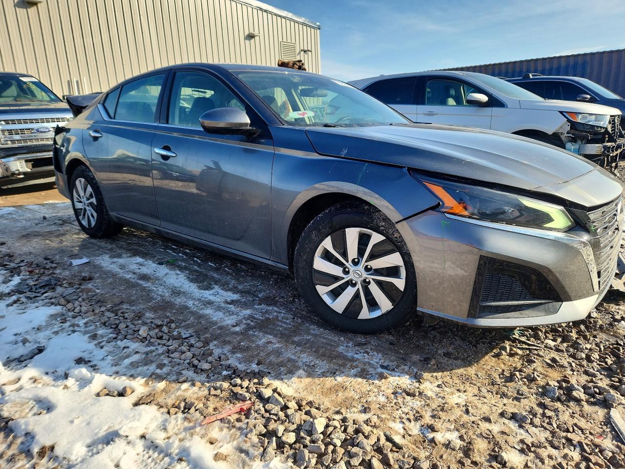 2023 Niss Altima s