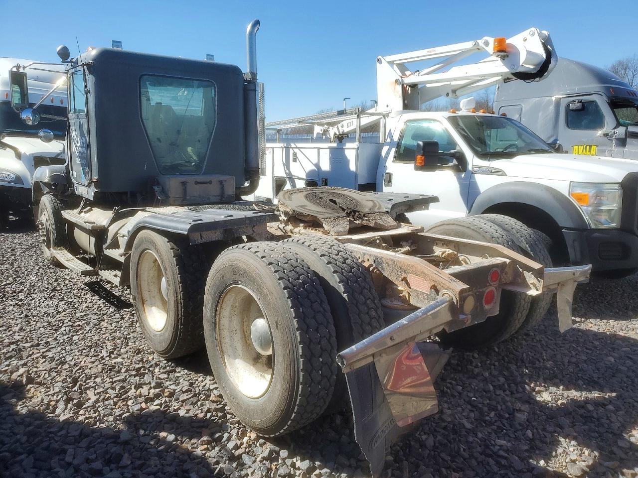1996 Freigliner 1996 Freightliner Convention Semi Truck