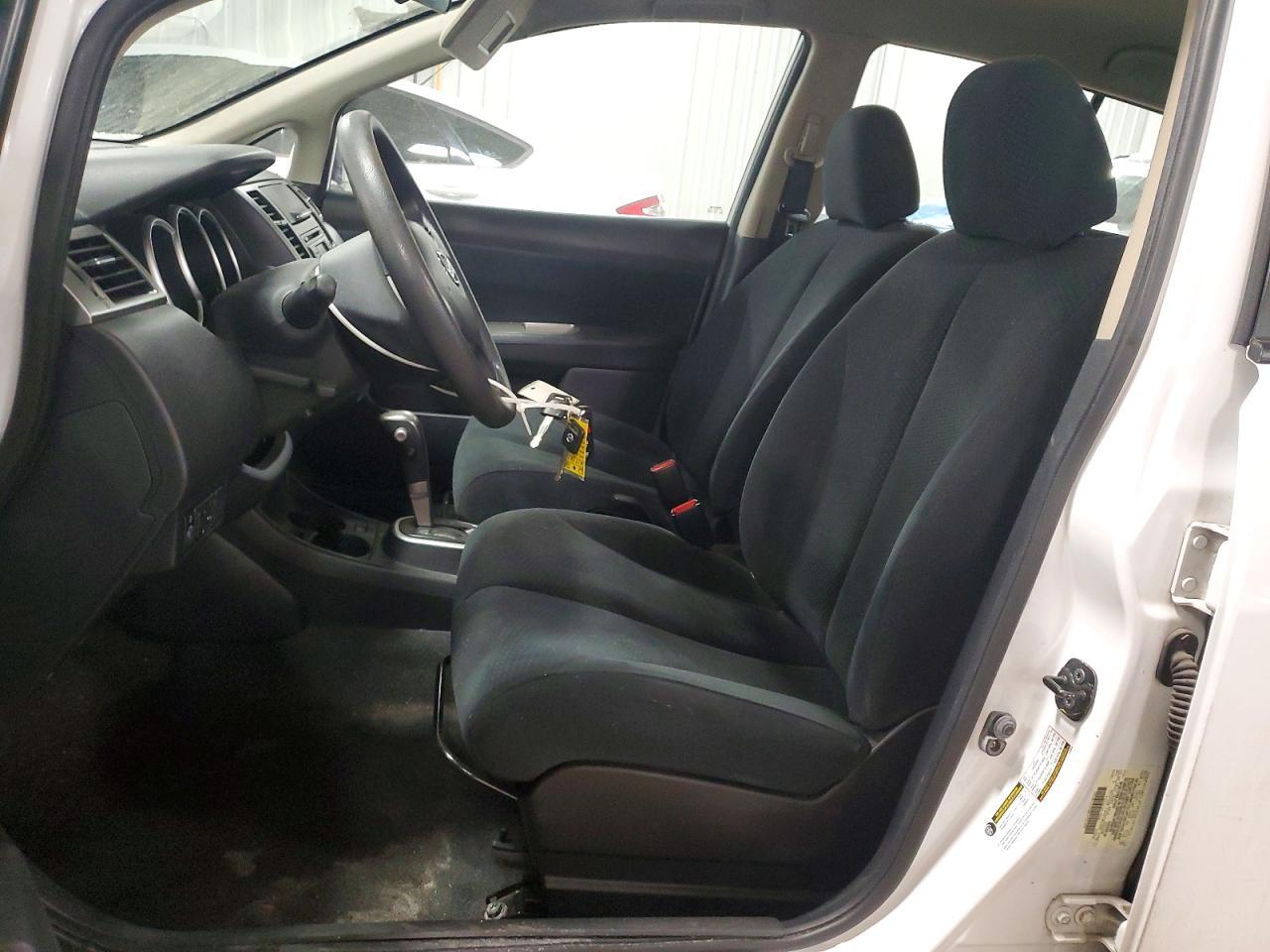 2011 Niss Versa s