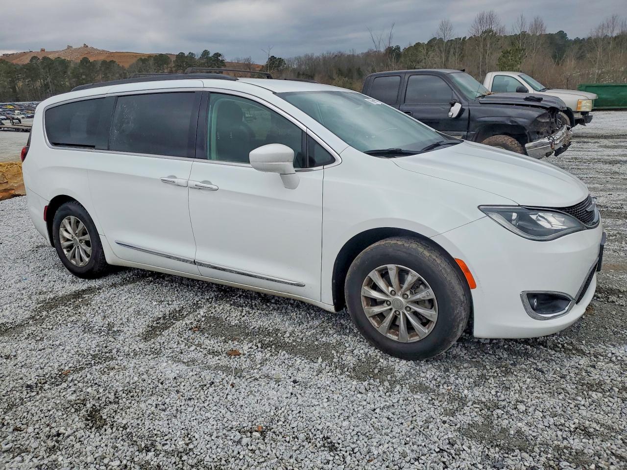 2017 Chrysler Pacifica Touring l