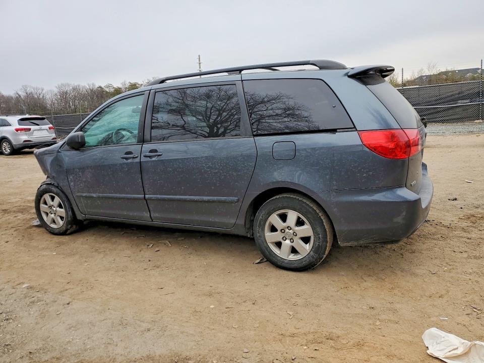 2010 Toyota Sienna le 7-passenger