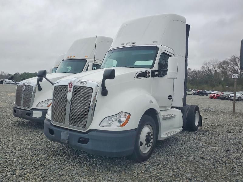 2015 Kenworth T680 Semi Truck