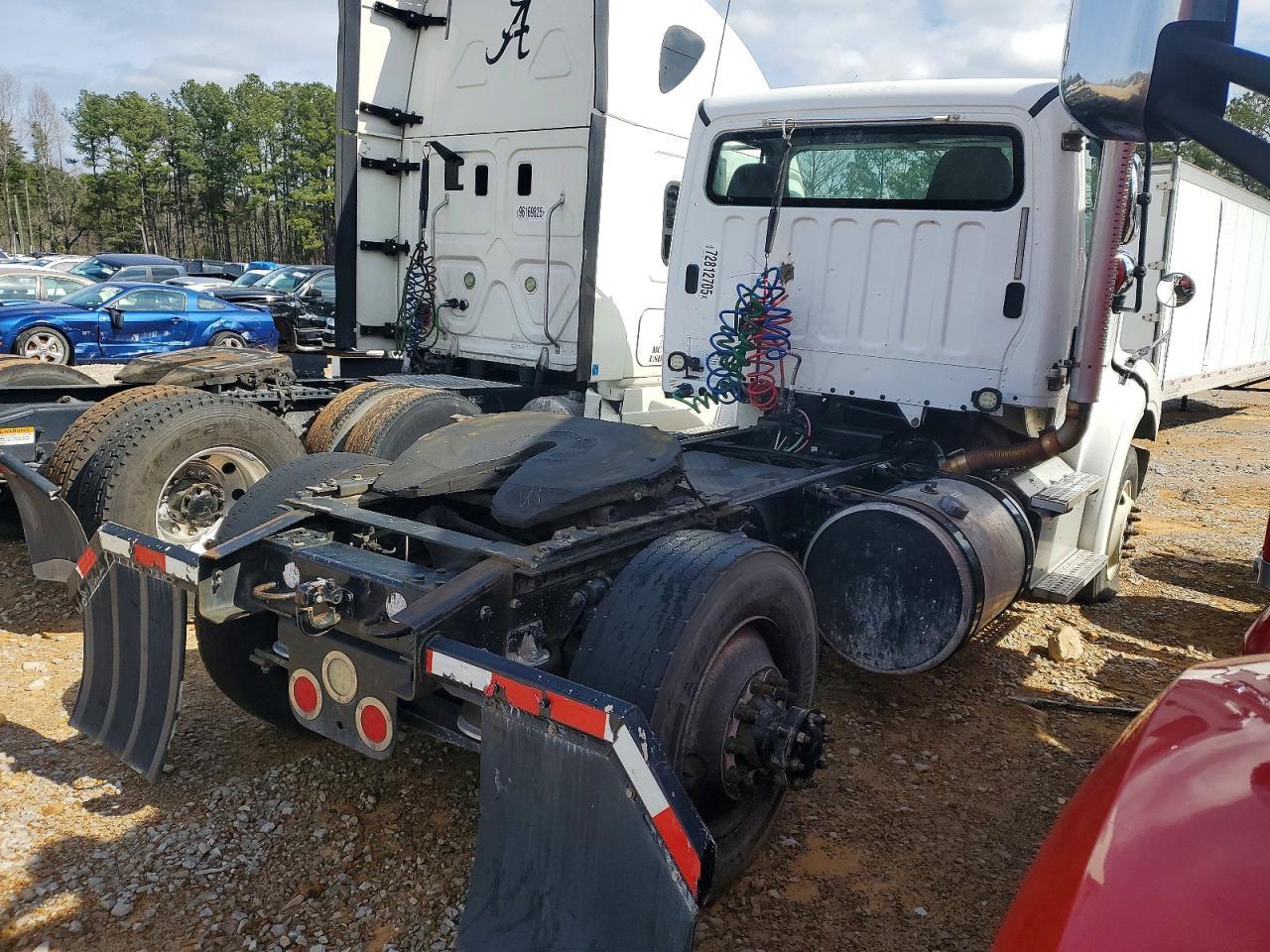2015 Freightliner Business Class M2 Semi Truck