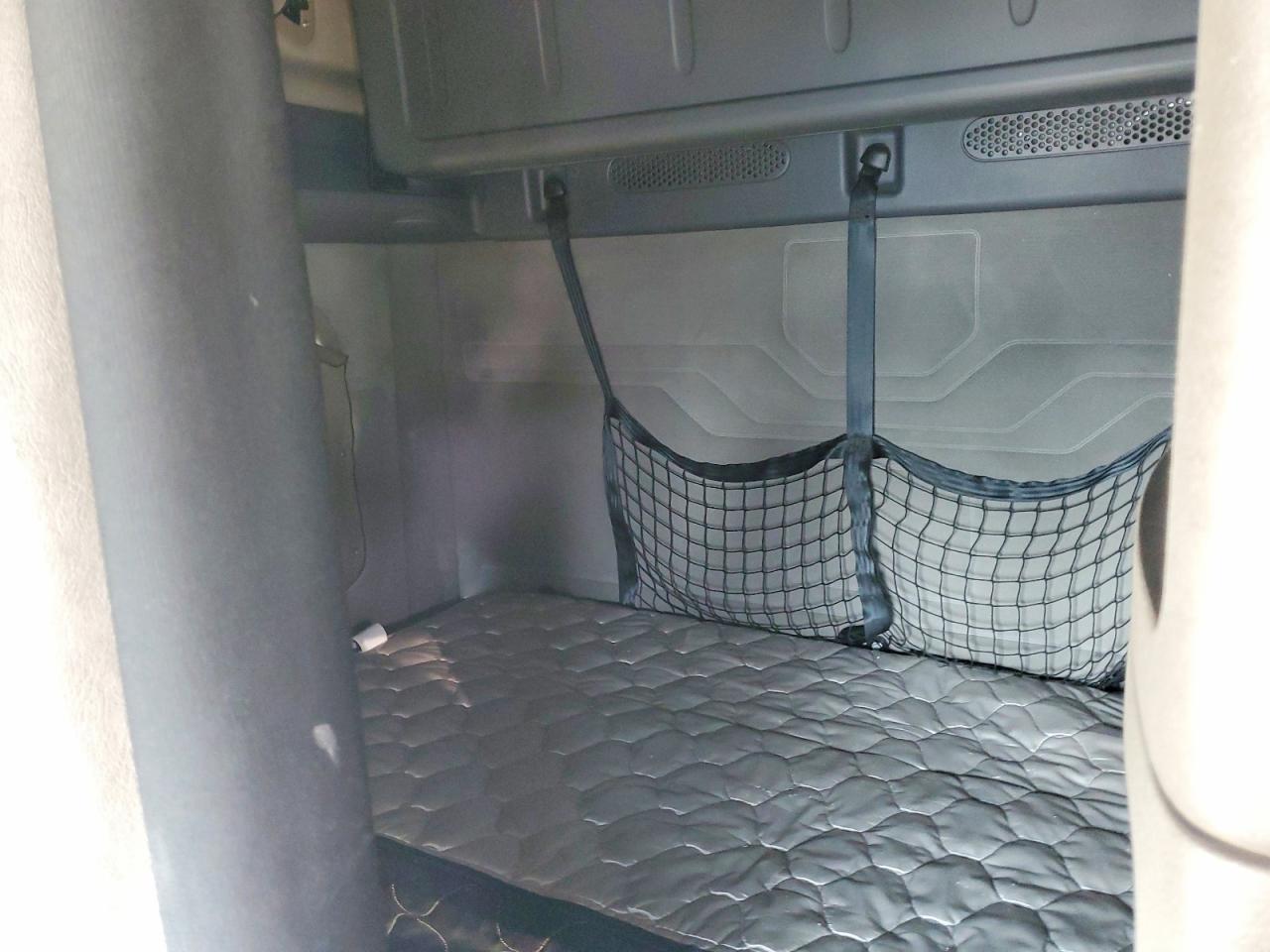 2018 Freightliner Cascadia 125 Semi Truck