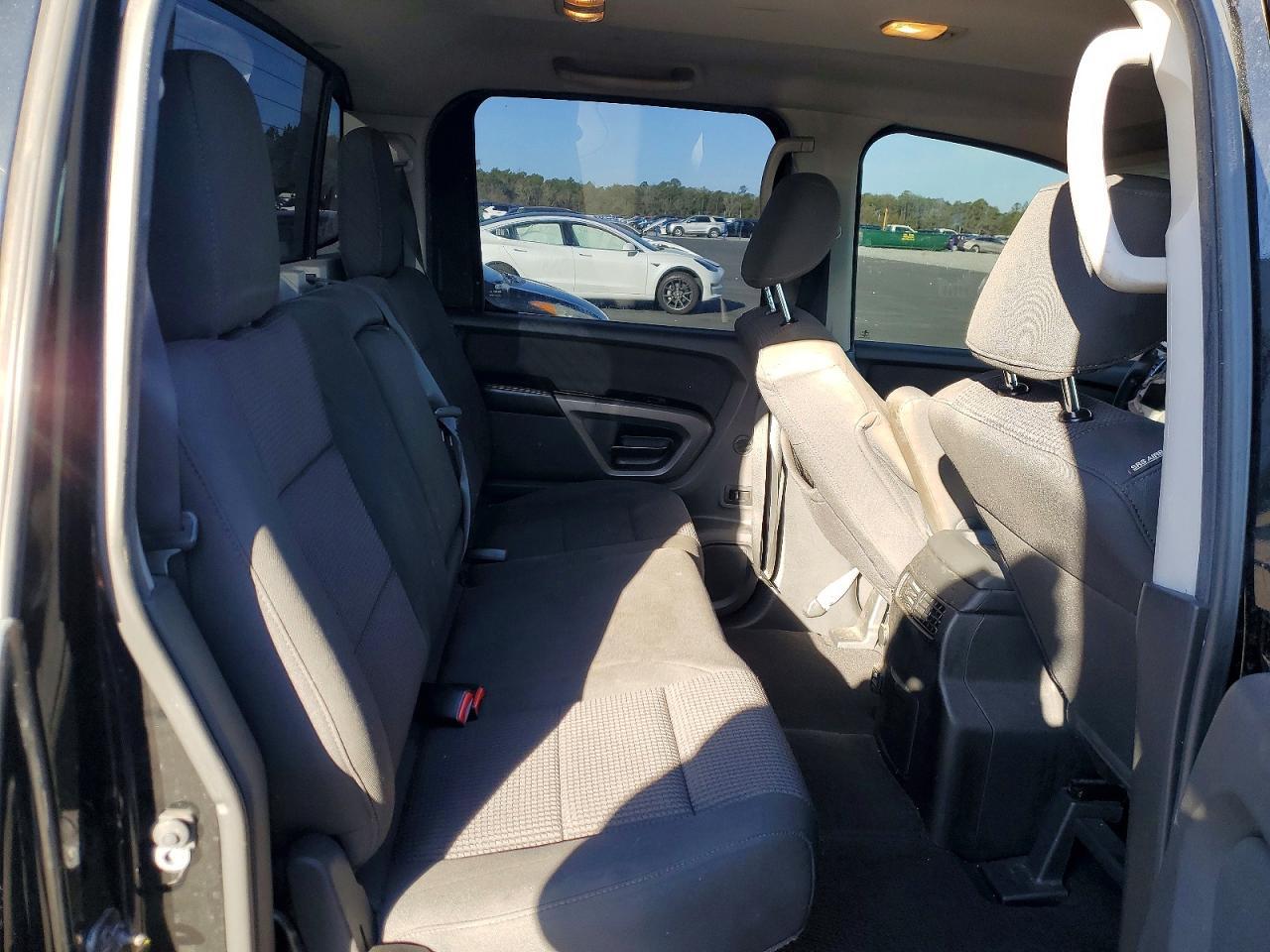 2015 Nissan Titan SV