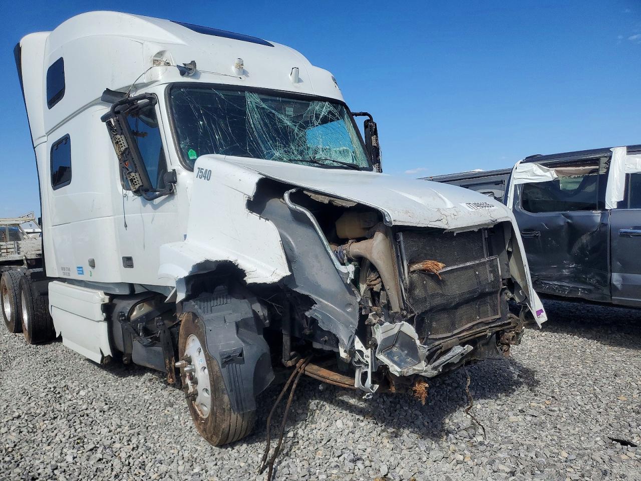 2013 Volvo VNL Semi Truck