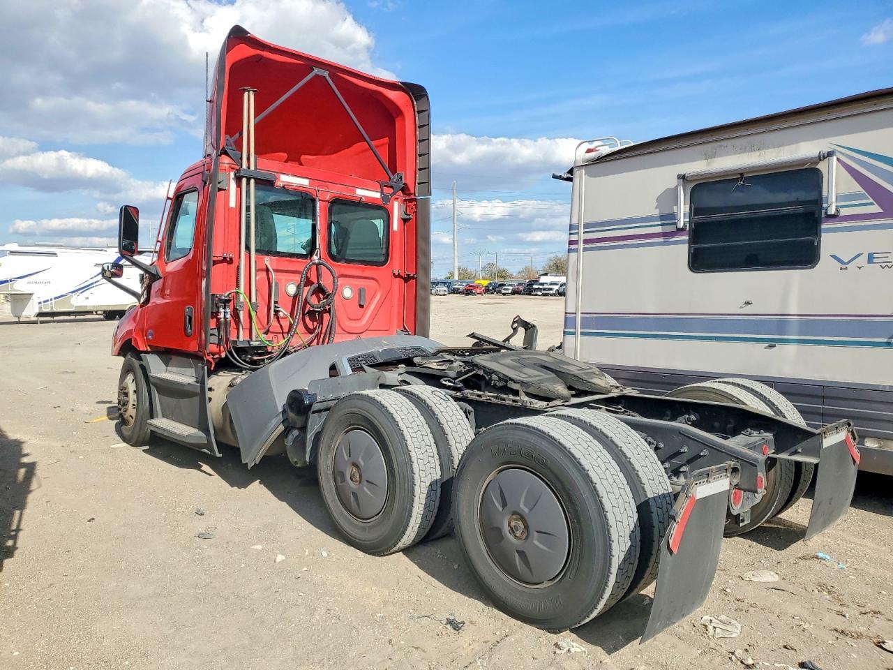 2022 Freigliner 2022 Freightliner Cascadia 116 Semi Truck