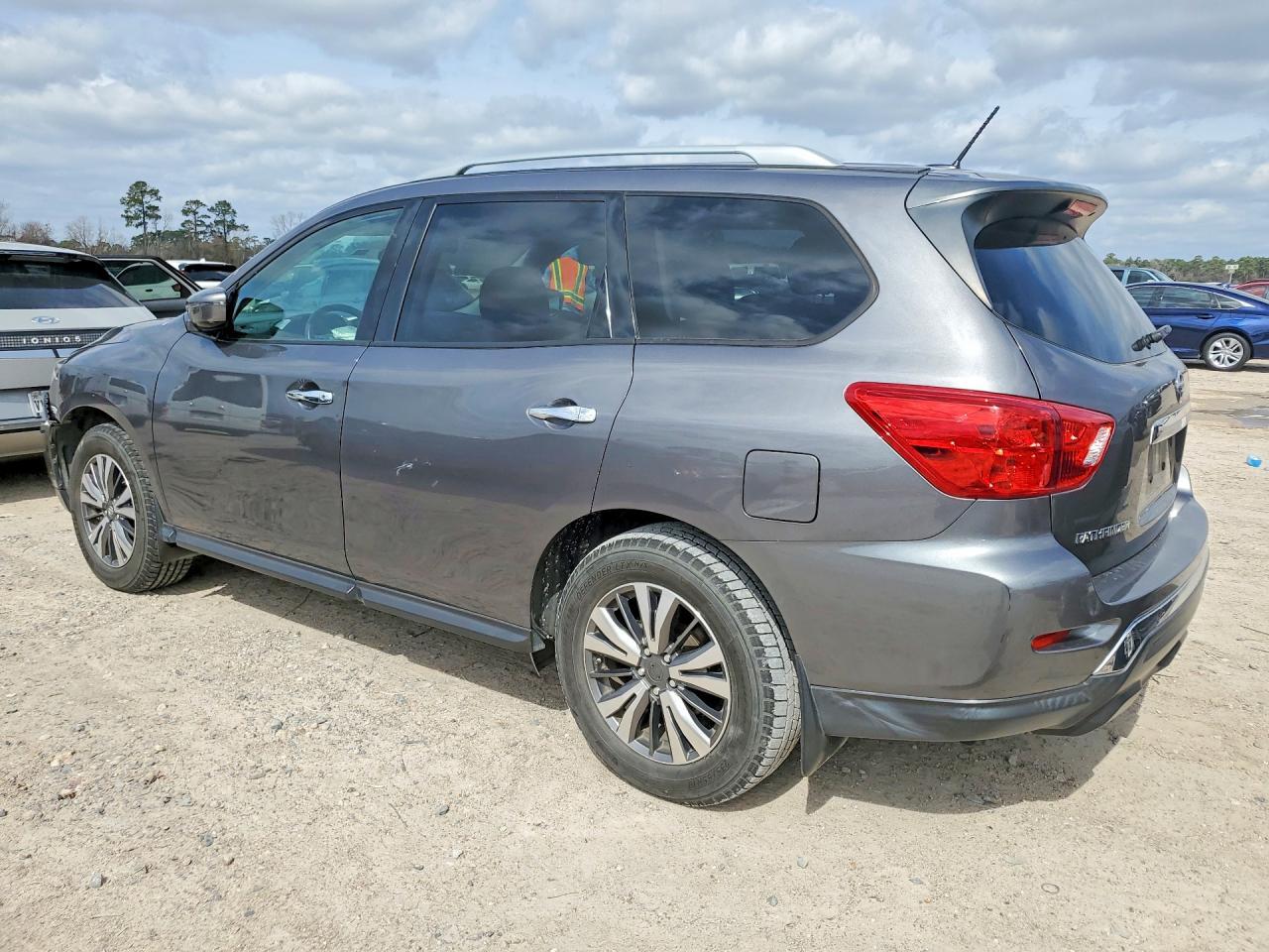 2017 Nissan Pathfinder s