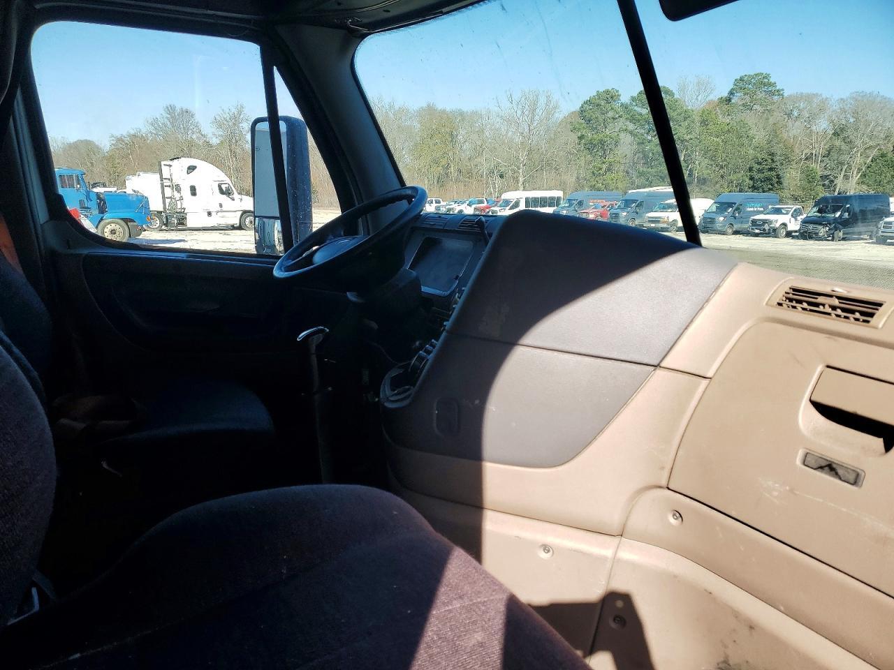 2014 Freightliner Cascadia Semi Truck