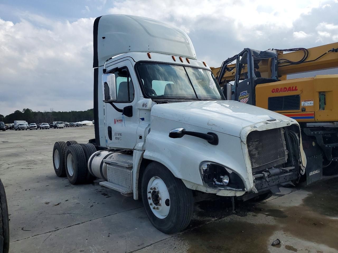 2017 Freightliner Cascadia 125 Semi Truck