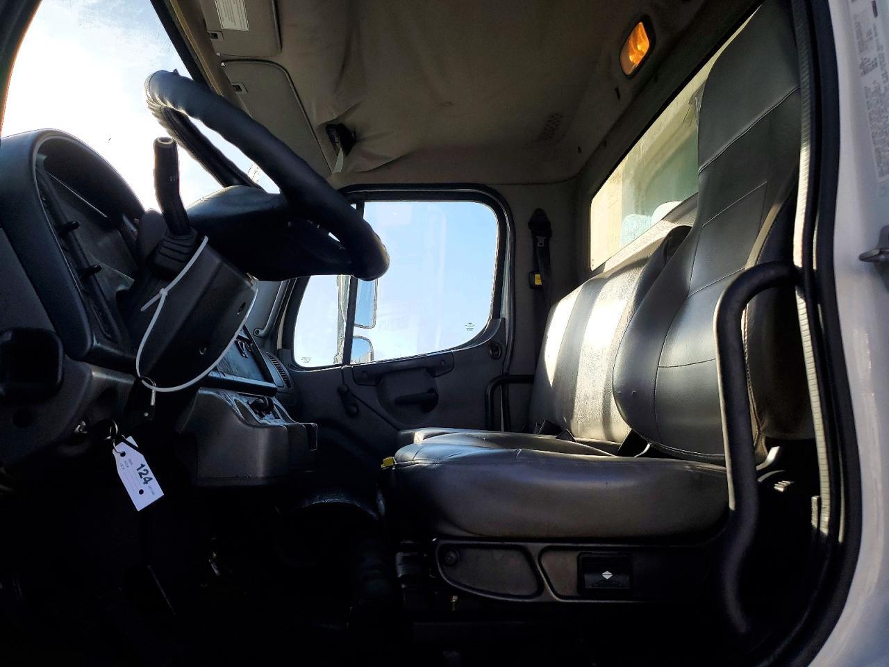 2016 Freigliner 2016 Freightliner Business Class M2 BOX Truck