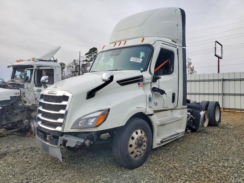 2021 Freigliner 2021 Freightliner Cascadia 126 Semi Truck