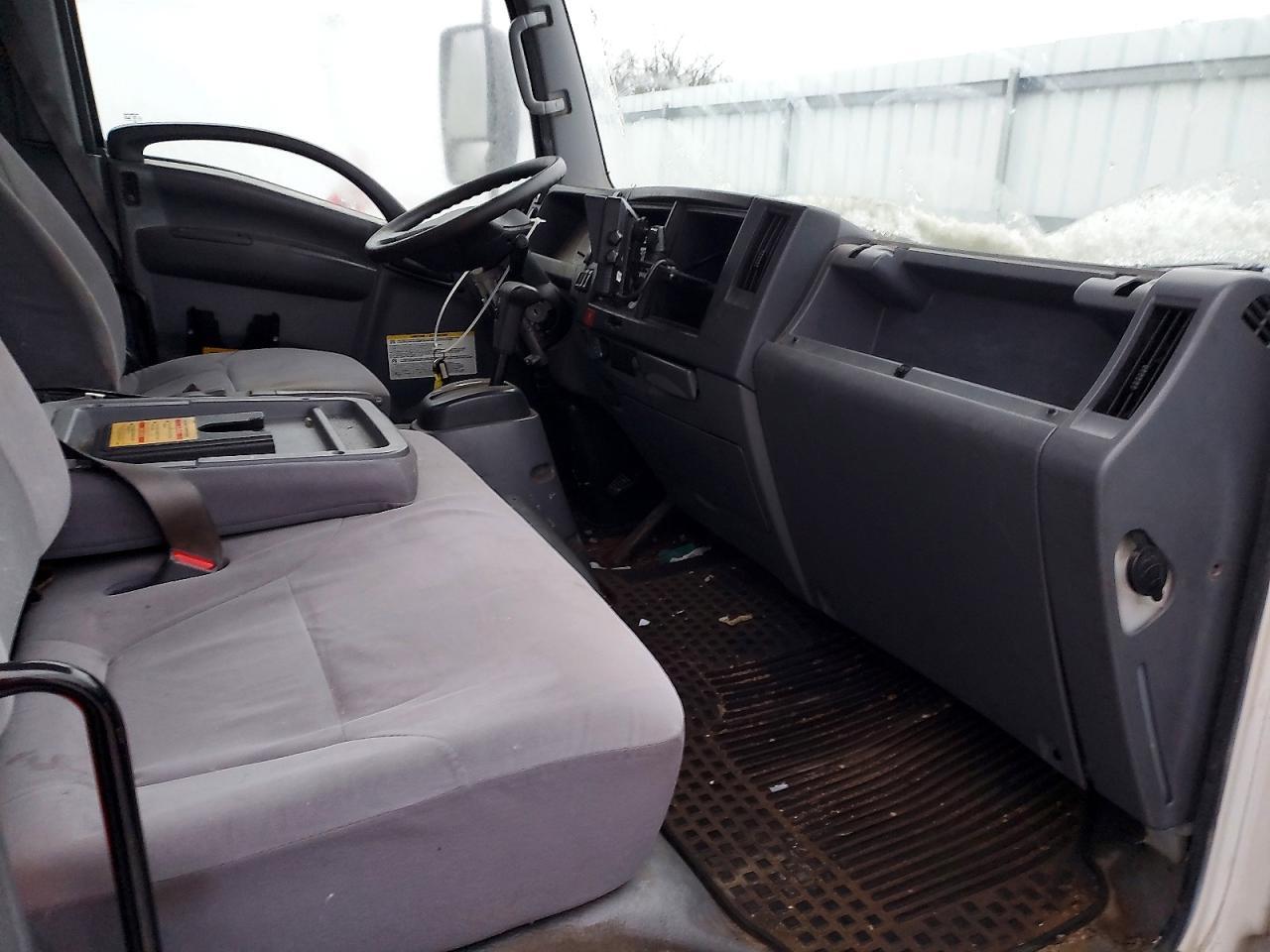 2017 Isuzu NRR BOX Truck