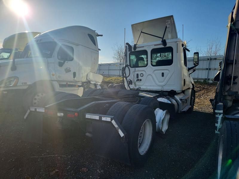 2020 Freightliner Cascadia 126 Semi Truck